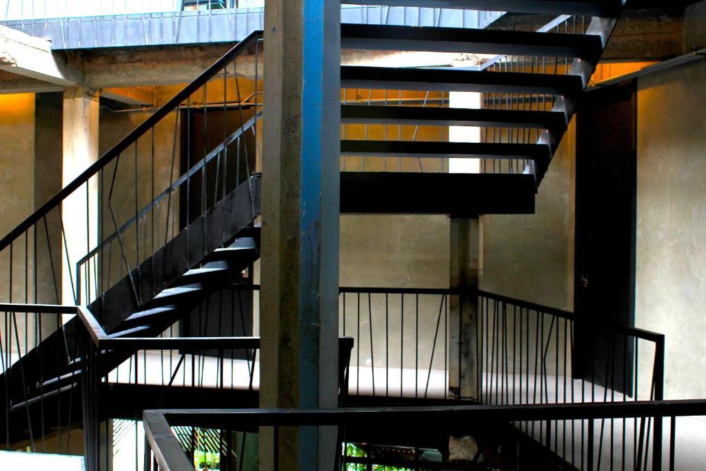 Thrive The Hostel : Patpong By The Belle กรุงเทพมหานคร ภายนอก รูปภาพ